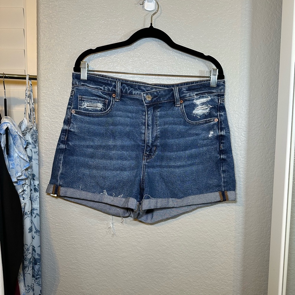 AEO Crossover Waist Mom Short